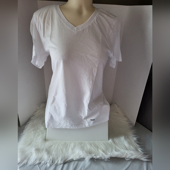NWOT  Levi T-shirt Size Small - Picture 1 of 6